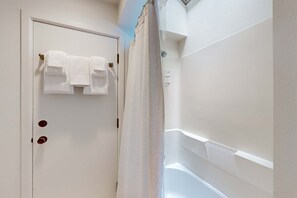 Shower, hair dryer, towels - Forested home with deck & grill near the Lodge, dogs welcome (Sea Ranch)