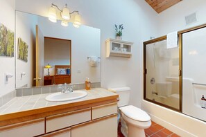 Shower, hair dryer, towels - Dog-friendly home with ocean & golf views (Sea Ranch)