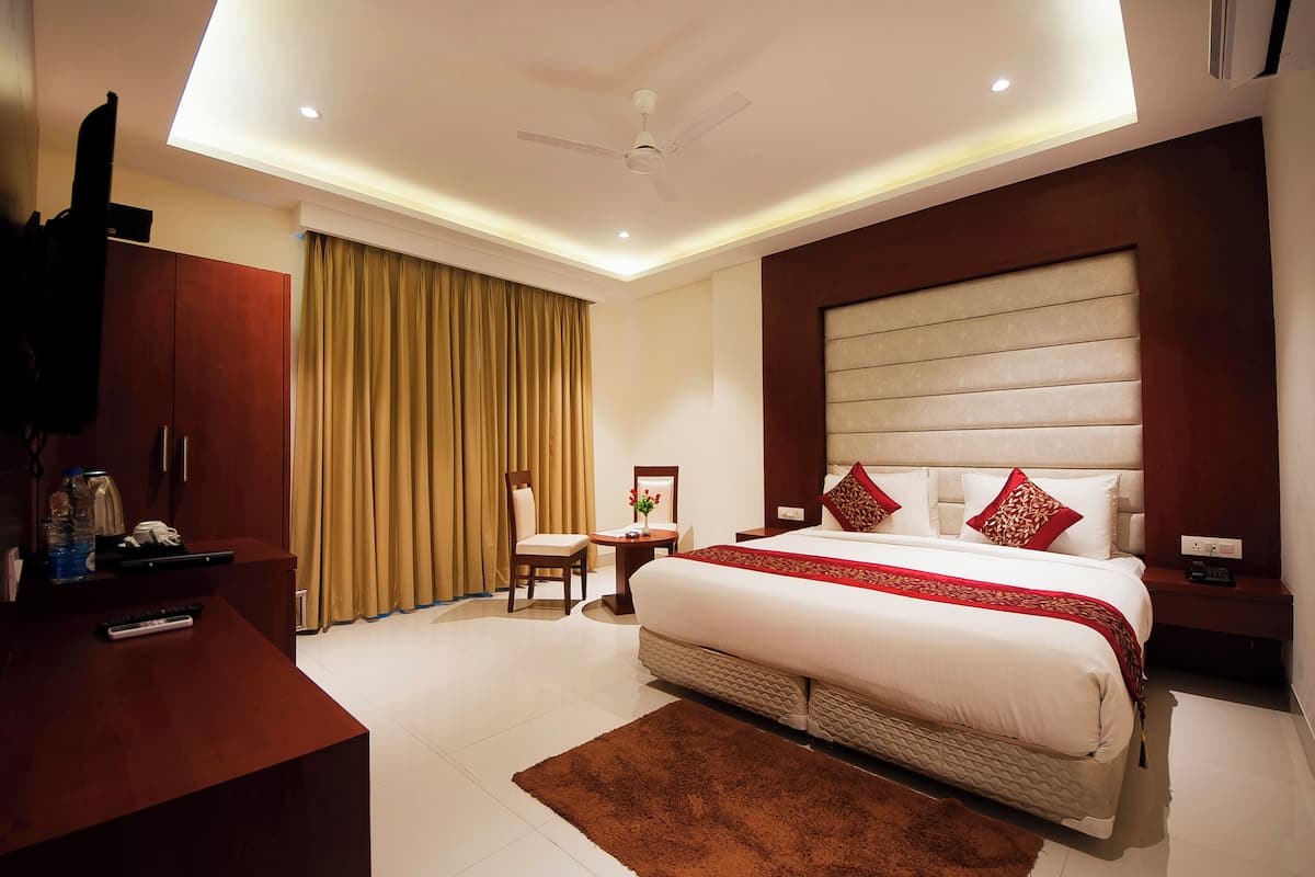Luxury Double Room | Desk, laptop workspace, blackout curtains, soundproofing