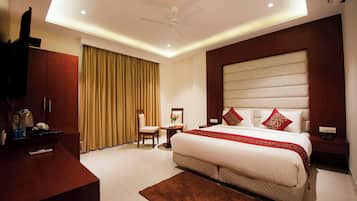 Luxury Double Room | Desk, laptop workspace, blackout curtains, soundproofing