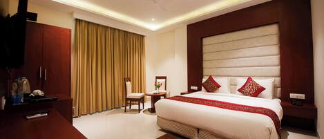 Luxury Double Room | Desk, laptop workspace, blackout curtains, soundproofing