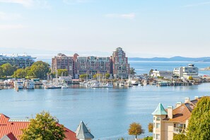 Ein Yachthafen mit Booten, ein mehrstöckiges Gebäude und freie Sicht auf das Wasser.