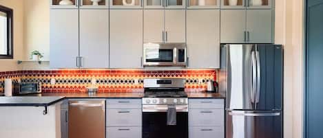 Frigorifero, microonde, forno, piano cottura