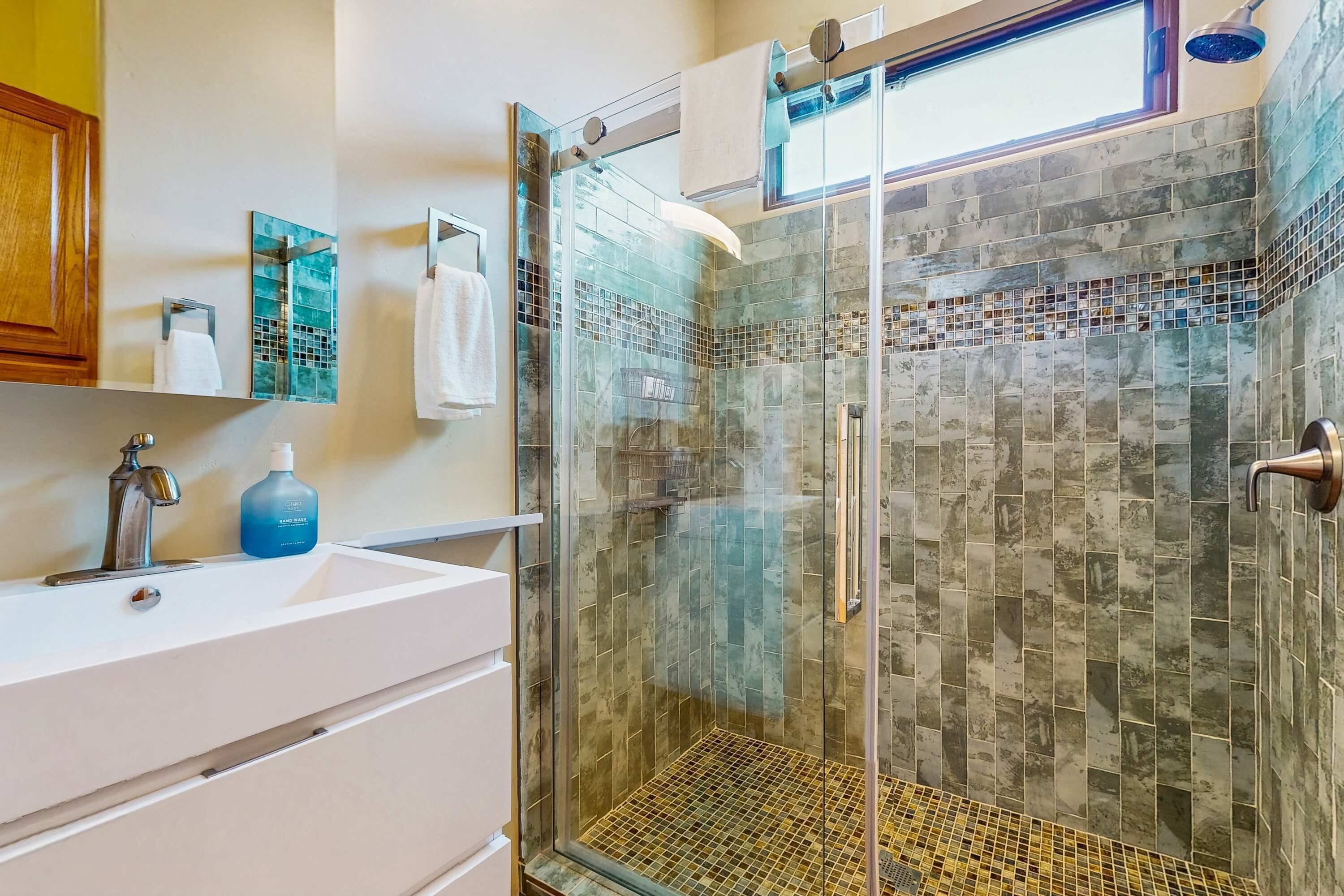 Een douche, een haardroger, handdoeken, shampoo