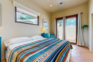 Iron/ironing board, WiFi, bed sheets - Casita Calandra - Private Patio & Walk to Plaza (Santa Fe)