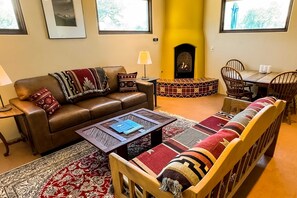 TV, fireplace, offices - Casita Calandra - Private Patio & Walk to Plaza (Santa Fe)