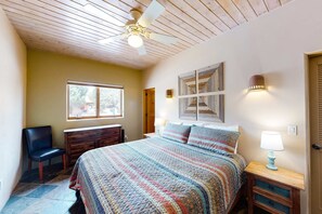 2 bedrooms, WiFi, bed sheets - Cozy Oasis - Near Plaza, Private Yard, Dogs Okay (Taos)