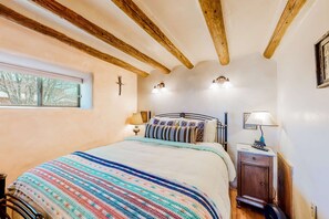 WiFi, bed sheets - Hacienda del Canon - Historic Adobe, Mtn Views (Taos)