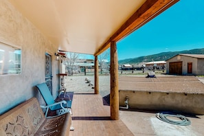Terrace/patio - Hacienda del Canon - Historic Adobe, Views & Pets (Taos)