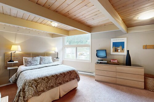 Sierra Del Sol | Fantastic Ski-In, Ski-Out Retreat with Loft & Views