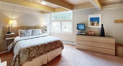 Sierra Del Sol | Fantastic Ski-In, Ski-Out Retreat with Loft & Views