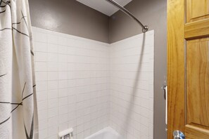 Douche, sèche-cheveux, serviettes fournies, shampoing