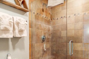 Shower, hair dryer, towels, shampoo - Sierra Del Sol 36 - Hot Tub, Walk to Lifts & Town (Taos Ski Valley)