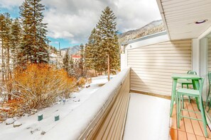 Outdoor dining - Sierra Del Sol 36 - Hot Tub, Walk to Lifts & Town (Taos Ski Valley)