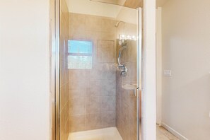 Shower, hair dryer, towels, shampoo - Cozy condo near ski lift, trails and outdoor activities (Taos Ski Valley)