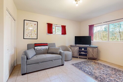 Cozy condo near ski lift, trails and outdoor activities