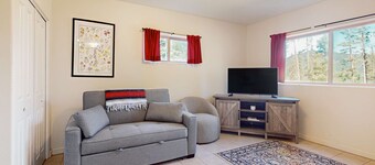Cozy condo near ski lift, trails and outdoor activities