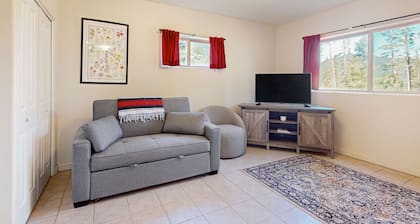 Cozy condo near ski lift, trails and outdoor activities