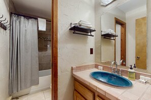 Shower, hair dryer, towels, shampoo - Timbers Five - Walk to Ski, Hike, Bike & Dining (Angel Fire)