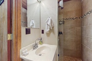 Shower, hair dryer, towels, shampoo - Timbers Five - Walk to Ski, Hike, Bike & Dining (Angel Fire)