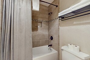 Shower, hair dryer, towels, shampoo - Timbers Five - Walk to Ski, Hike, Bike & Dining (Angel Fire)