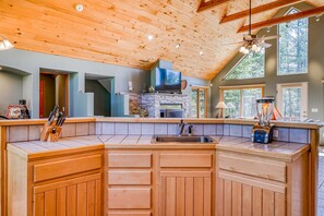 Fridge, microwave, oven, stovetop - Merz Mountain Hideaway - Mtn Views & Private Deck (Angel Fire)
