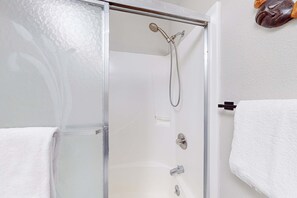 Shower, hair dryer, towels, shampoo - Pinetree 213 - Walk to Ski, Hike, Bike & Dining (Angel Fire)