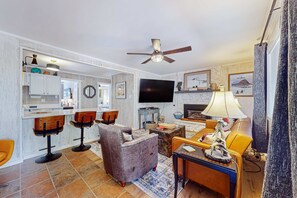 TV, fireplace, DVD player - Pinetree 213 - Walk to Ski, Hike, Bike & Dining (Angel Fire)