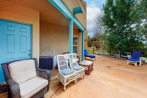 Terrace/patio - Artist's retreat with two living area, large patio, and private hot tub (Santa Fe)