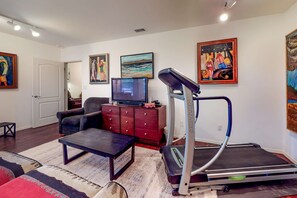 TV, fireplace, offices - Artist's retreat with two living area, large patio, and private hot tub (Santa Fe)