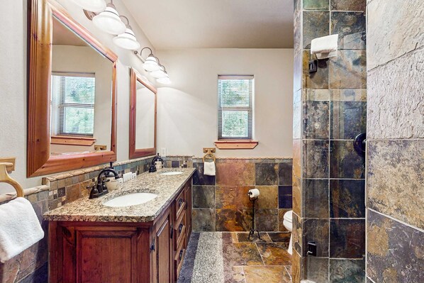 Shower, hair dryer, towels, shampoo - Serenity Now - Hot Tub, Fire Pit & Forest Deck (Angel Fire)