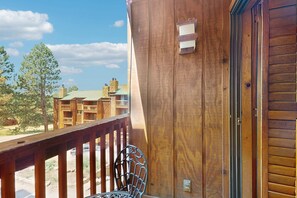 Exterior detail - Ski Peaks Escape - Walk or Shuttle to Ski Lifts (Angel Fire)