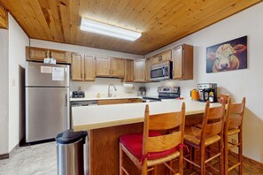 Fridge, microwave, oven, stovetop - Ski Peaks Escape - Walk or Shuttle to Ski Lifts (Angel Fire)