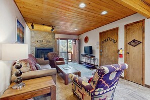 TV, offices - Ski Peaks Escape - Walk or Shuttle to Ski Lifts (Angel Fire)