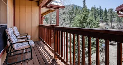 Creekside Serenade - Hot Tubs & Close to Town