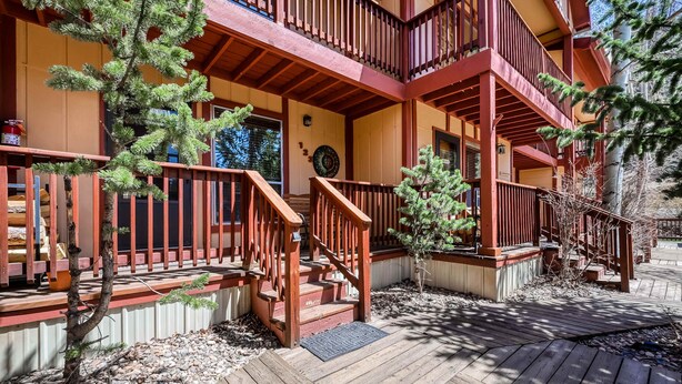A multi-story building with wooden balconies and a wooden deck. - Creekside Serenade - Hot Tubs & Close to Town (Red River)