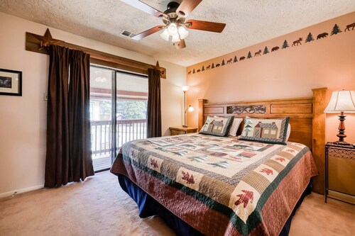 Dog-friendly, creekside condo with hot tubs, fast WiFi, washer/dryer, fireplace