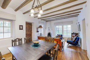 Interior - Casa Centrado - Private Patio & Steps to Canyon Rd (Santa Fe)
