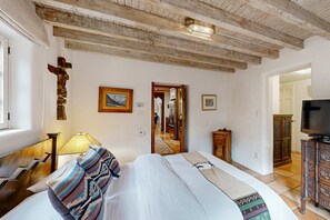 Iron/ironing board, WiFi, bed sheets - Casa Centrado - Private Patio & Steps to Canyon Rd (Santa Fe)