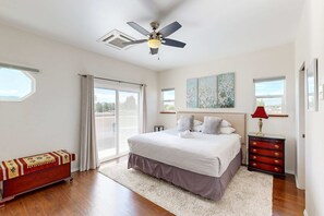 Tabla de planchar con plancha, wifi y ropa de cama