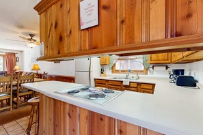 Fridge, microwave, oven, stovetop - Snowfire 205A - Walk to Ski, Hike, Bike & Dining (Angel Fire)