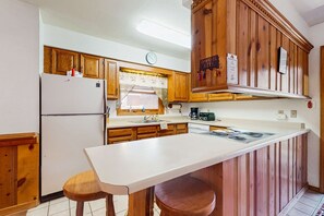 Fridge, microwave, oven, stovetop - Snowfire 205A - Walk to Ski, Hike, Bike & Dining (Angel Fire)
