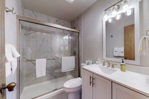 Shower, towels, shampoo - Gold Creek 208 - Walk to Lifts, Slope Views & Deck (Angel Fire)