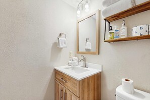 Shower, towels, shampoo - Christi Villa 100 - Near Ski, Hike, Bike & Dining (Angel Fire)