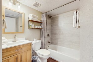 Shower, towels, shampoo - Christi Villa 100 - Near Ski, Hike, Bike & Dining (Angel Fire)