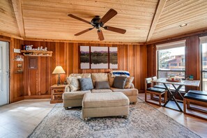 TV, fireplace, offices - Jackson Retreat - Walk to Ski, Hike, Bike & Dining (Angel Fire)
