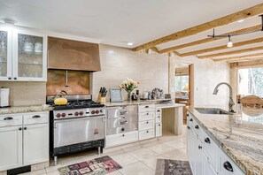 Fridge, microwave, oven, stovetop - Casa Grande - Luxury 5BR & 5BA, Hot Tub, Gameroom (Angel Fire)