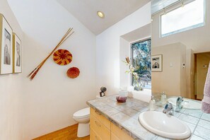 Shower, hair dryer, towels, shampoo - Tucked Away - Santa Fe Charm for 30 day Stays (Santa Fe)