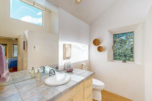 Shower, hair dryer, towels, shampoo - Tucked Away - Santa Fe Charm for 30 day Stays (Santa Fe)