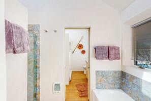 Shower, hair dryer, towels, shampoo - Tucked Away - Santa Fe Charm for 30 day Stays (Santa Fe)